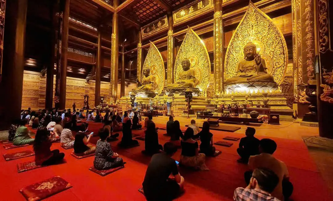 Thiền tại chánh điện Chùa Tam Chúc