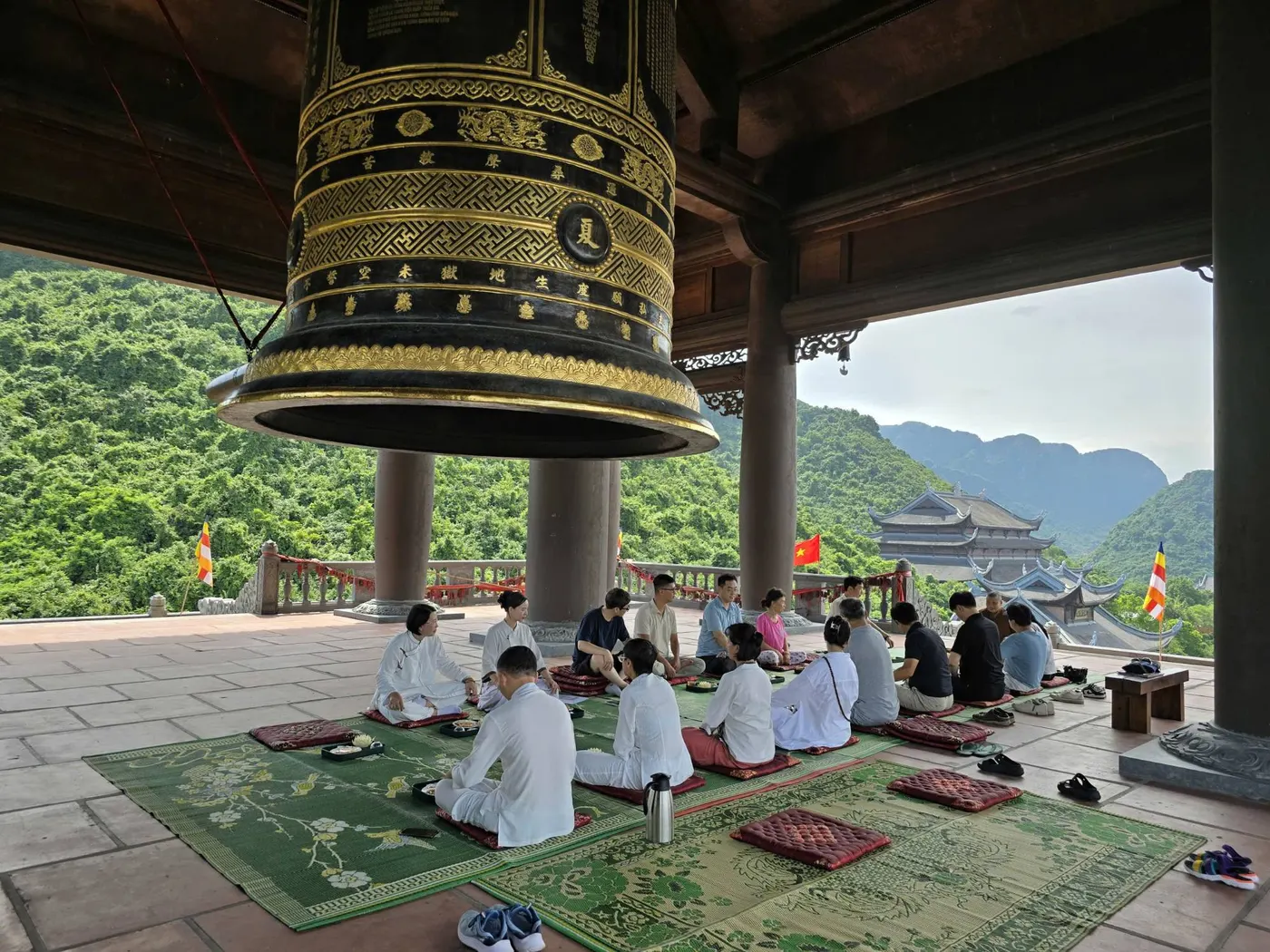 Trà thiền tại lầu chuông Chùa Tam Chúc